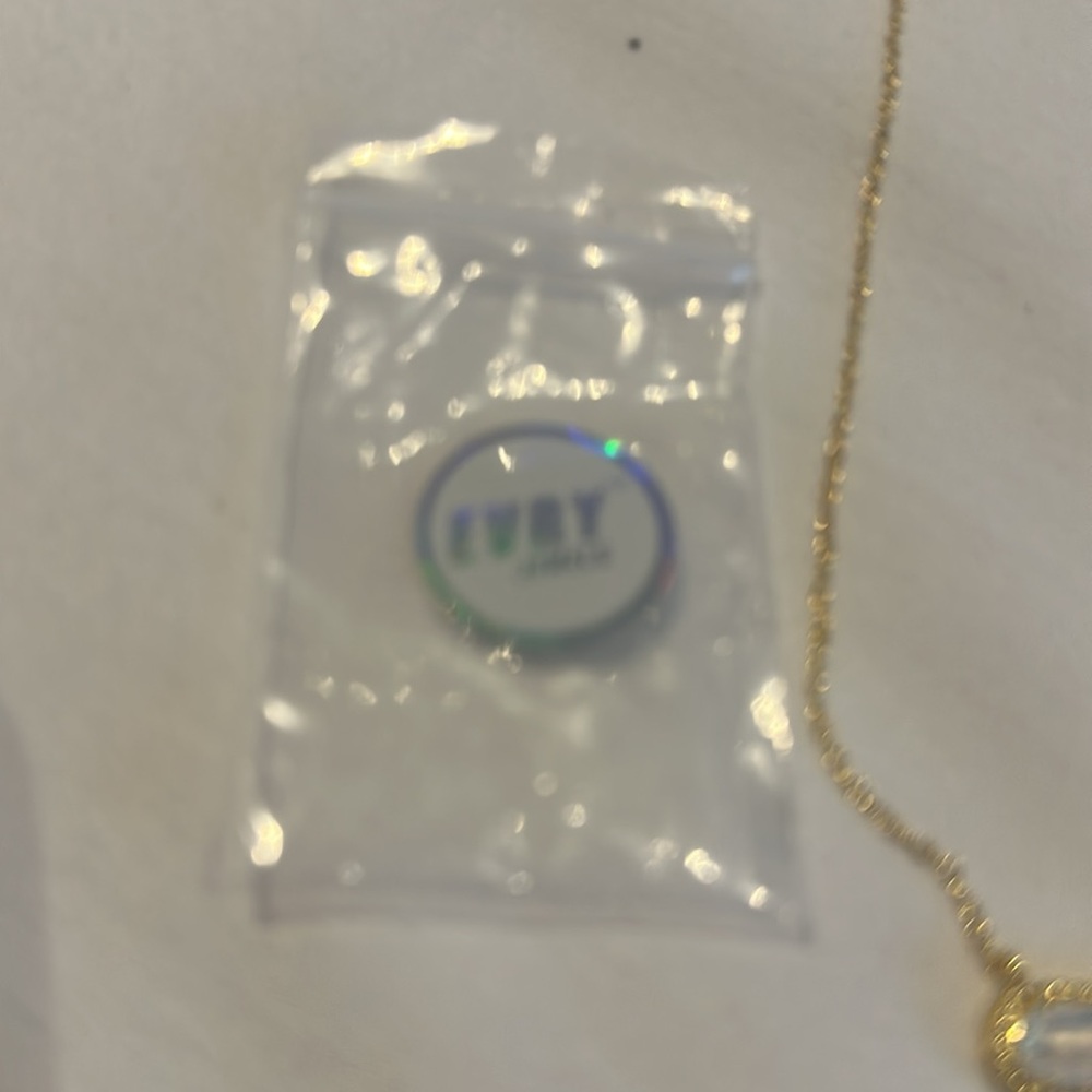 New! Elegant Gold Necklace with Pendant with crystal - Picture 4 of 4